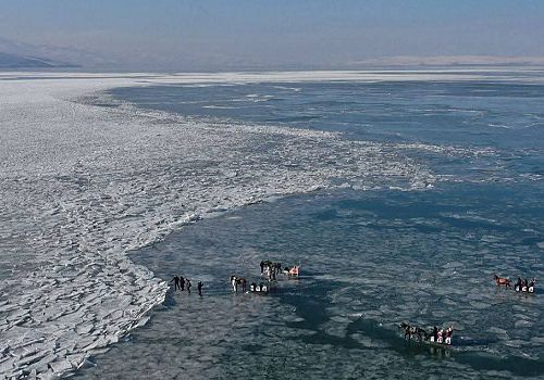 Çıldır Gölü’nün yüzeyi de tamamen donarak buzla kaplandı.