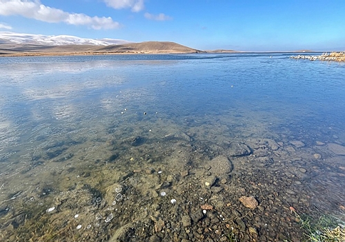 Çıldır Gölü’nün yüzeyi de tamamen donarak buzlanmaya başladı.