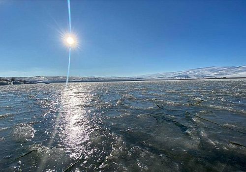 Çıldır Gölü'nün yüzeyi, soğuk hava nedeniyle kısmen dondu