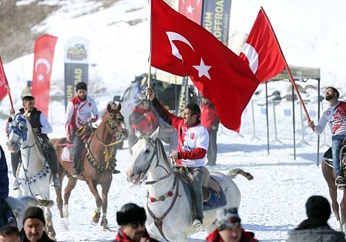 Çıldır Gölünde Altın At Kristal Buz Festivali gerçekleştirildi.