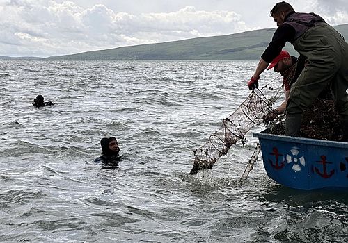 Çıldır Gölünün Derinliklerinde bulunan hayalet ağlar, dalgıçlar tarafından temizlendi.