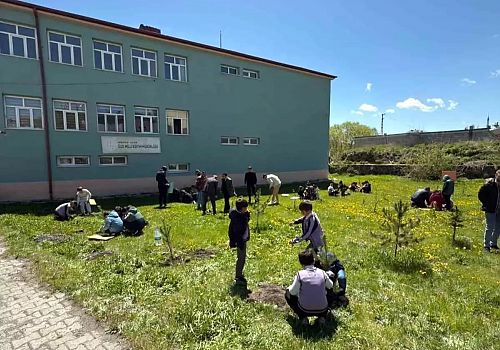 Çıldır İlkokulu öğrencileri fidan dikimi etkinliği gerçekleştirdi.
