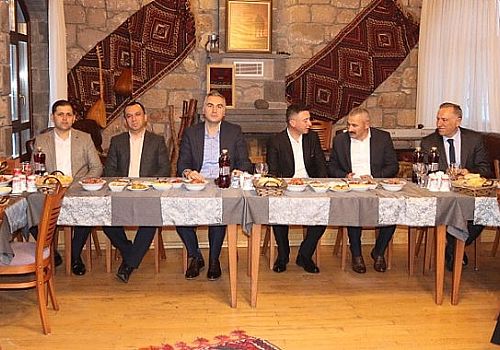Çıldır Kaymakamı Efe Kılıç, muhtarlarla İftar programında bir araya geldi.