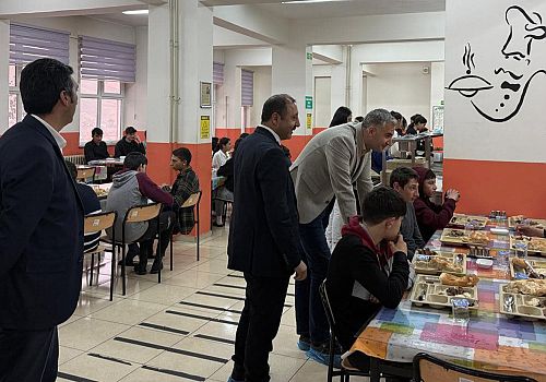Çıldır Kaymakamı Efe Kılıç, öğrencilerle iftar yemeğinde bir araya geldi.