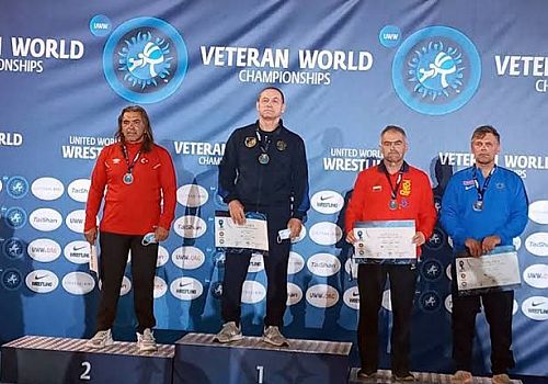 Çıldırlı güreşçi Zeki Bayraktar, Dünya Şampiyonası'nda bronz madalya kazandı.