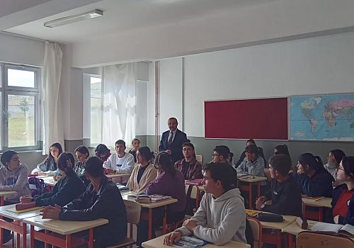 Çıldırlı iş adamları Çetin Koçak ve Ergin Akçay İlçedeki okullara hediye kitap gönderdi.