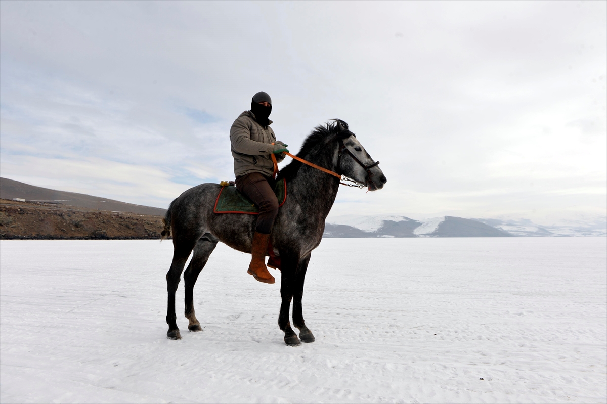 Çıldırlı köylüler atlarını donan göl üzerindeki buz şölenine hazırlıyor