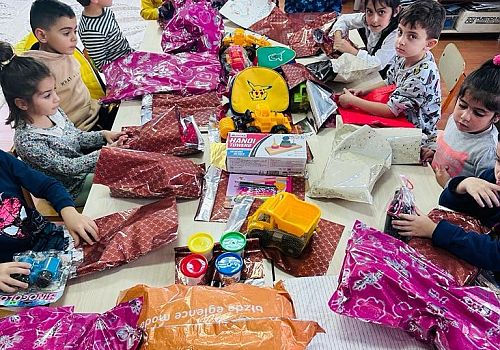 Çıldırlı minikler Deprem bölgesindeki arkadaşlarına hediyeler gönderdiler
