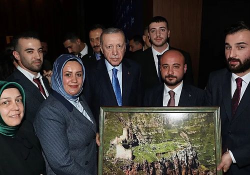 Cumhurbaşkanı Erdoğan’a Ardahan’ın tarihi simgelerinden olan Şeytan Kalesi Tablosunu hediye edildi 