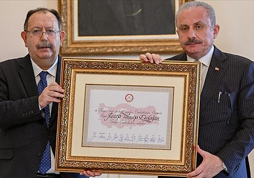 Cumhurbaşkanı Erdoğan'ın mazbatasını TBMM Başkanı Mustafa Şentop'a sunuldu.