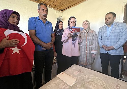 Cumhurbaşkanı Erdoğan’ın şehit ailelerine gönderdiği mektubu, Ardahan’da şehit annesi Zeytun Kılıç’a teslim edildi 