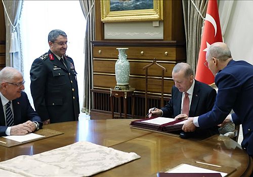 Cumhurbaşkanı Erdoğan'ın YAŞ kararlarını imzaladığı ana ilişkin fotoğraf paylaşıldı