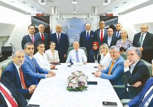 Cumhurbaşkanı Erdoğan, KKTC dönüşünde uçakta önemli mesajlar verdi: ‘Şara’yı yalnız bırakmayacağız’