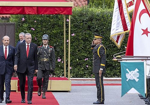 Cumhurbaşkanı  Erdoğan, Kuzey Kıbrıs Türk Cumhuriyeti de törenle karşılandı 