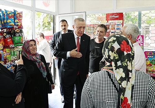 Cumhurbaşkanı Erdoğan, Üsküdar da vatandaşlarla sohbet ederken sorunlarını da dinledi.