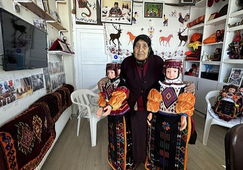 Damal Bebeklerinin ustası Fidan Atmaca, ilerleyen yaşına rağmen 44 yıllık emeğinin gelecek kuşaklara aktarılması için çalışıyor