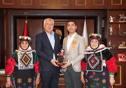 Damal Belediye Başkanı Kemal Çamliyurt, Adana’da düzenlenen portakal çiçeği festivaline katıldı