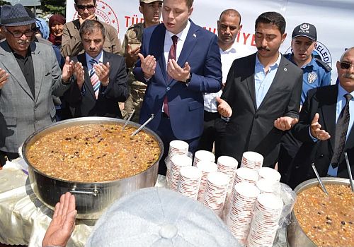 Damal Belediyesi, Muharrem ayı dolayısıyla Aşure dağıttı.