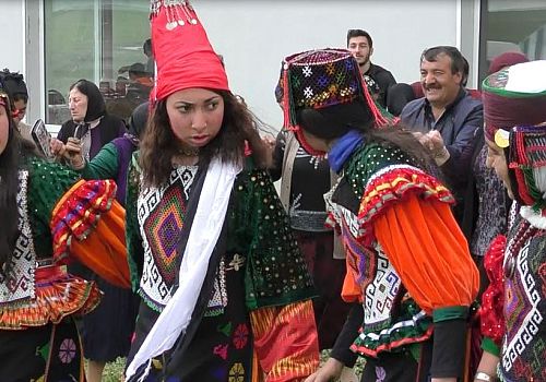 Damal da Türkmen Kadinlar yöresel kıyafetleri ile düğünlere renk katıyor