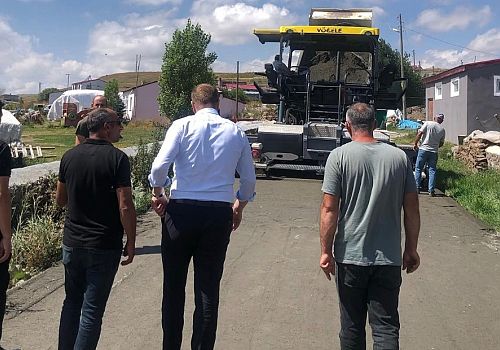 Damal Kaymakam Meram, Eskikılıç Köyü’nde betonla sıkıştırılmış yol yapım çalışmalarını inceledi 
