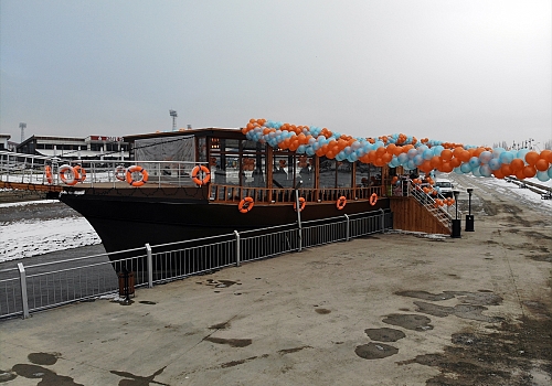 Denizsiz kentin sakinleri tekneden dönüştürülen Ada Marina isimli restorana kavuştu