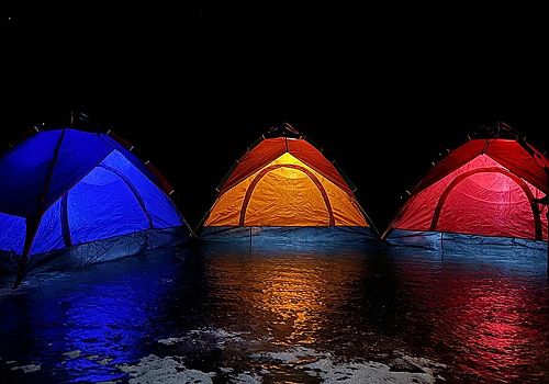 Doğaseverler, buzla kaplanan Çıldır Gölü üzerinde kamp kurdu