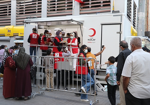 Doğu Anadolu'da muharrem ayı dolayısıyla vatandaşlara aşure dağıtıldı