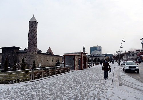 Doğu Anadolu'daki 4 ilde kar yağışı etkili oluyor