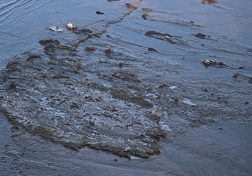 Doğu'da soğuk hava nedeniyle dereler ile araç ve evlerin camları buz tuttu