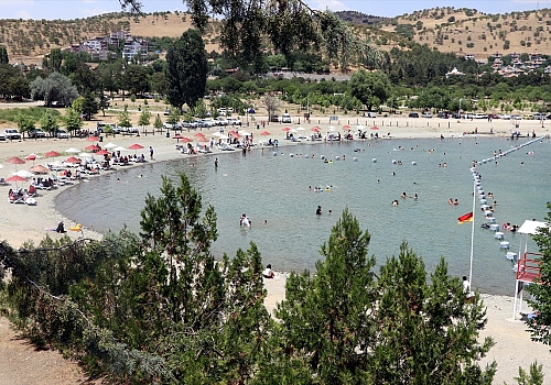 Doğu'da tatilcilerin vazgeçilmez adresi Hazar Gölü, turizmde bayram bereketi yaşıyor