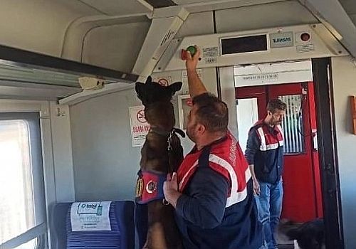 Doğu Ekspresi yolcu treninde önleyici tedbirler dahilinde kontroller yapılıyor.