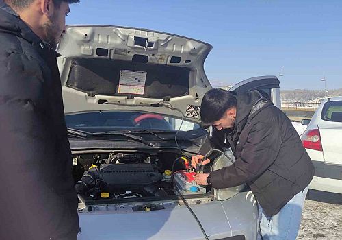 Dondurucu soğukların etkili olduğu Ardahan’da ağaçlar kırağı tuttu, otomobiller çalışmadı.