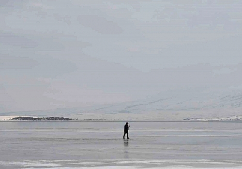 Dondurucu soğukların etkisiyle Çıldır Aktaş Gölü'nün yüzeyi buzla kaplandı.