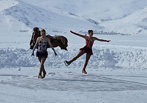 Dünya şampiyonu Naz Arıcı ile dünya üçüncüsü Elif Sırma Özel,Çıldır Gölü’nde gösterileri ile hayran bıraktı