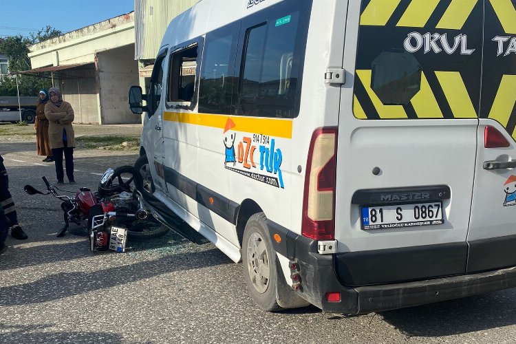 Düzce'de okul servisi ile motosiklet çarpıştı: 1 yaralı