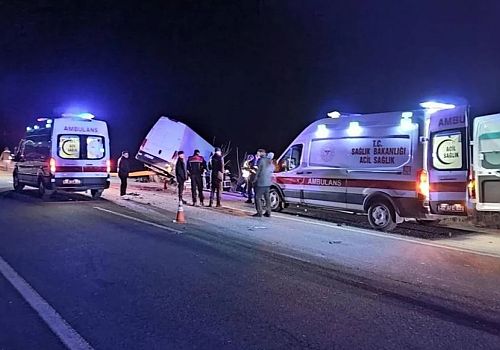 Edirne’de Feci Kaza: Kırmızı Işıkta Bekleyen Tıra Çarpan Panelvan Sürücüsü Hayatını Kaybetti