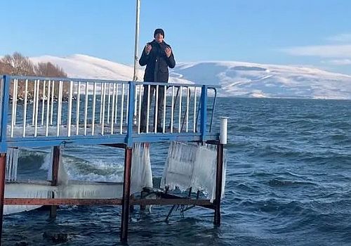 Eksi 20’leri bulmasına karşın hala donmayan Çıldır Gölü’nün donması için dua edildi