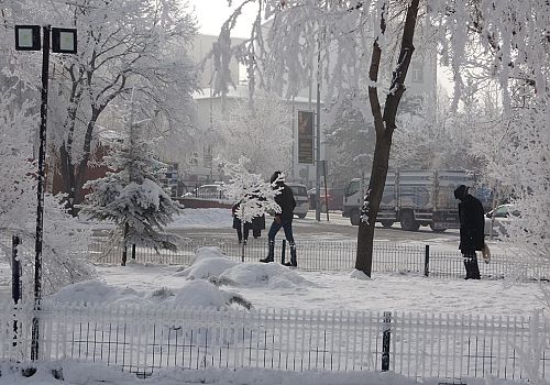Eksi 25 dereceyi gören Göle de ağaçlar kırağı tuttu, çatılarda buz sarkıtları oluştu.