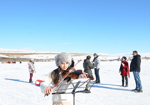 Ela İrtegün’ün donmuş Çıldır gölünün üzerinde keman çaldığı anlar, bölgedeki turistik cazibenin bir parçası haline geldi