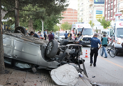 Elazığ'da otomobil park halindeki araca çarptı: 3 yaralı
