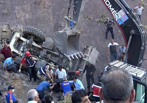 Elazığ'da şarampole devrilen iş makinesinin operatörü hayatını kaybetti