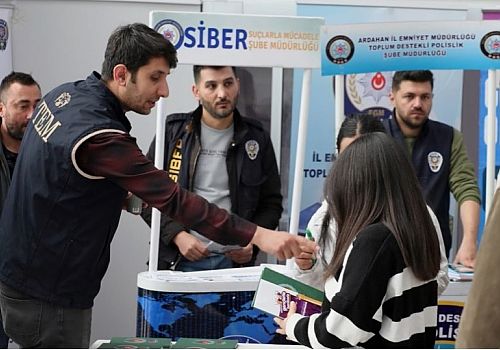  Emniyet Müdürlüğü Ardahan Üniversitesi kampüsünde stant açtı