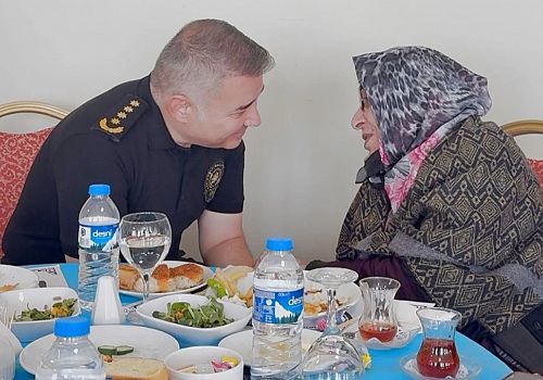 Emniyet Müdürü Gökalp Şener ve eşi Zerrin Şener, Huzurevi sakinlerini kahvaltı programında misafir etti