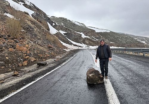 Eriyen Karlar Tehlike Saçtı: Ardahan-Ardanuç Yolunda Yamaçlar Hareketlendi