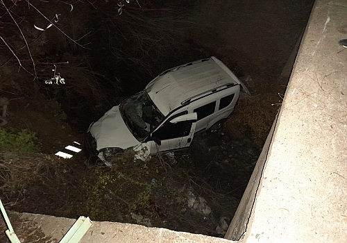 Erzincan'da dereye devrilen araçtaki karı kocayı AFAD ekipleri kurtardı