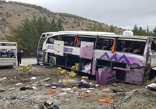  Erzincan'da devrilen yolcu otobüsündeki 22 kişi yaralandı
