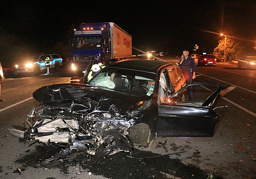 Erzincan'da iki otomobil çarpıştı: 1 ölü, 7 yaralı