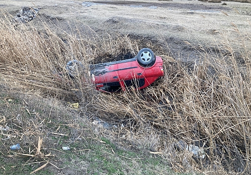 Erzincan'da su kanalına devrilen otomobilin sürücüsü yaralandı