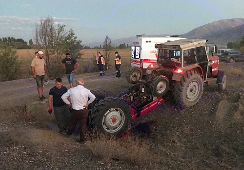 Erzincan'da sulama kanalına devrilen traktörün sürücüsü öldü