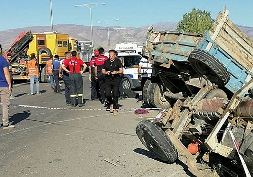 Erzincan'da tarım işçilerini taşıyan traktör ile tır çarpıştı: 2 ölü, 6 yaralı